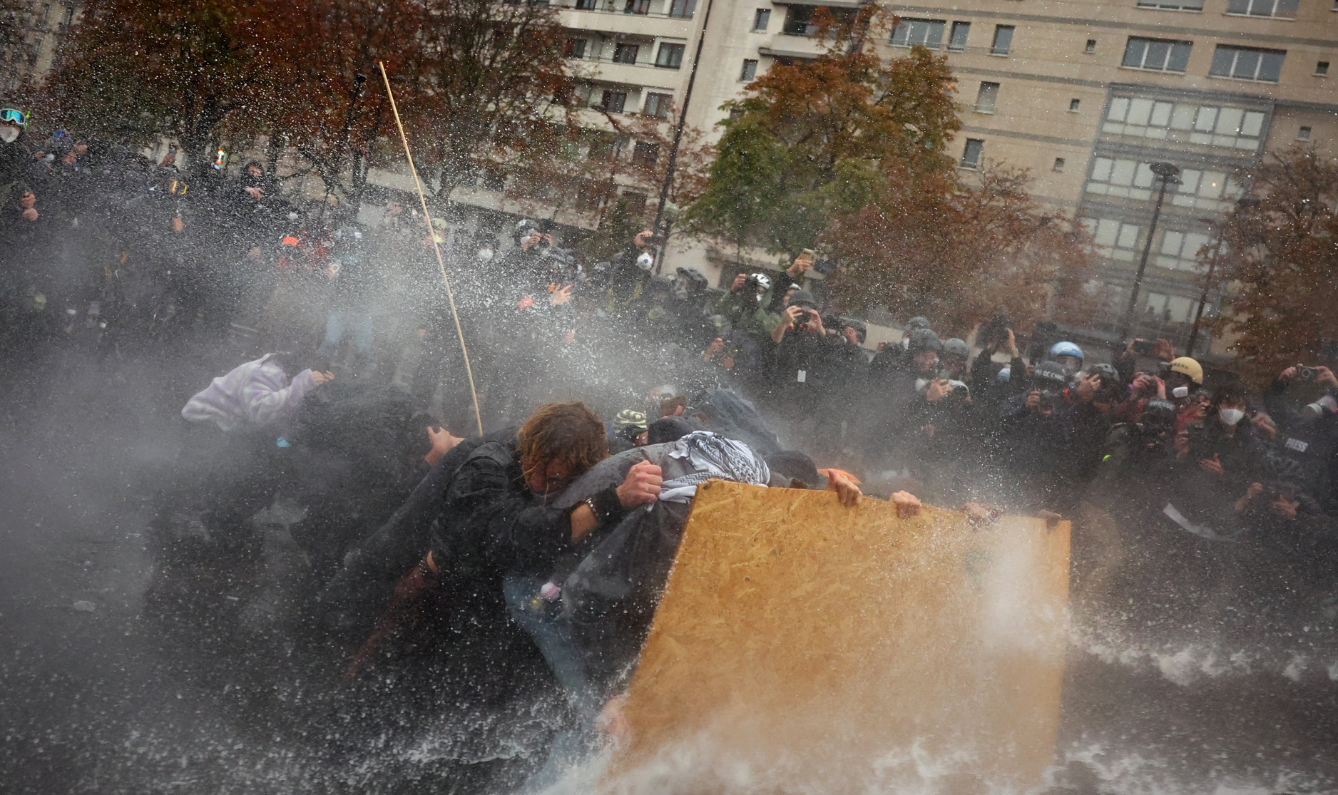 Fransa'da yeniden başlayan protestolarda yaklaşık bin kişinin gözaltına alındı. Sadece
