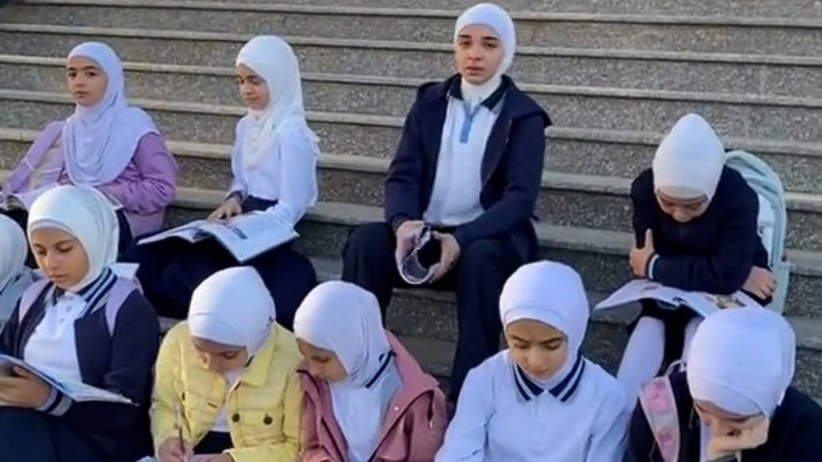 Azerbaycan'da devlet genel eğitim kurumlarındaki kılık kıyafet kuralları, yapılan yasal