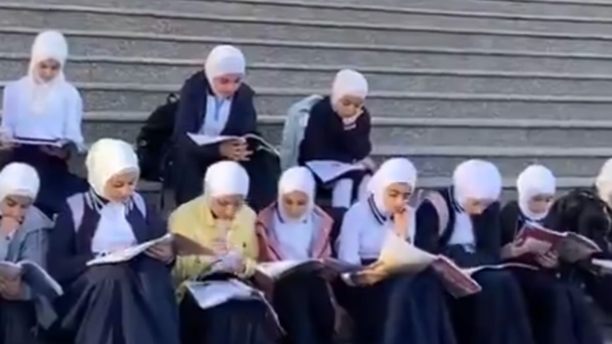Azerbaycan’da başörtüsü yasağı nedeniyle okula alınmayan öğrenci ve öğretmenler, okul