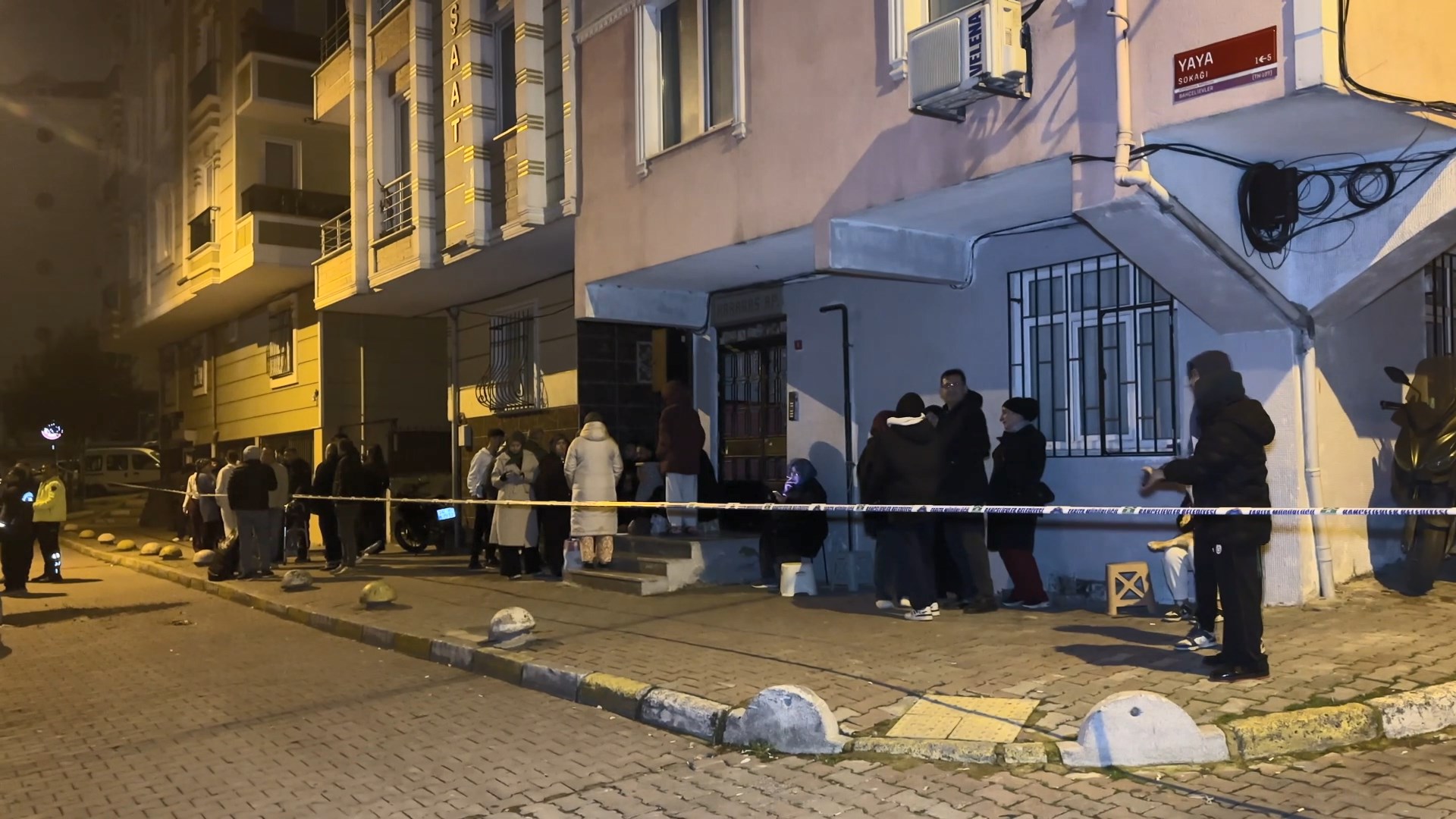 Bahçelievler'de temel kazısı yapılan inşaatın istinat duvarının yıkılması sonucu bitişiğindeki