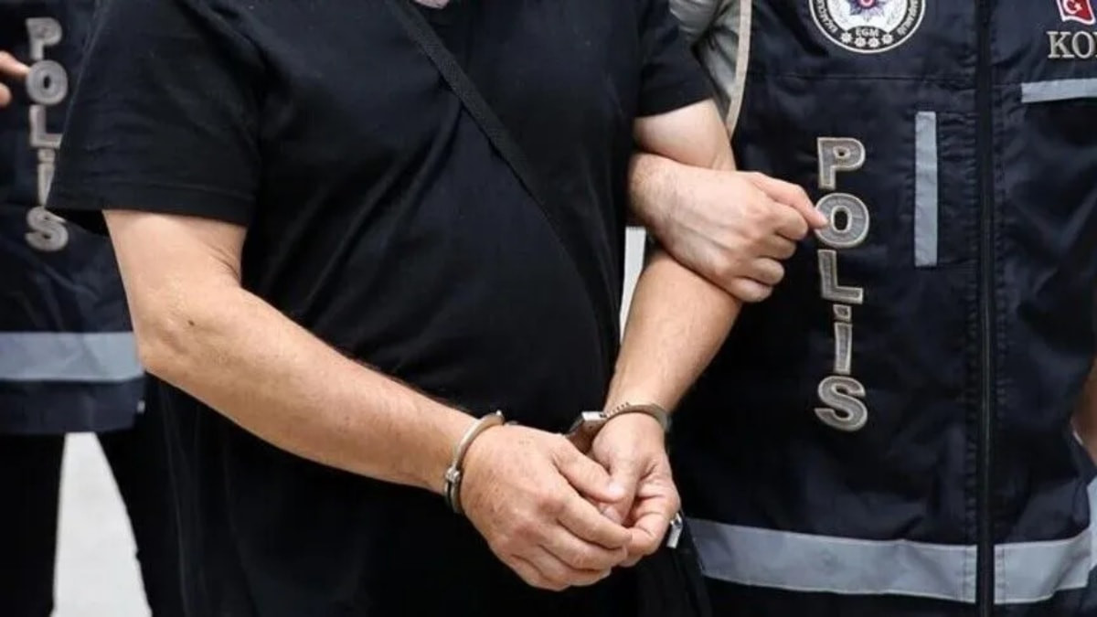Edremit ilçesinde görev yapan bir öğretmen, sosyal medya hesabından Türk