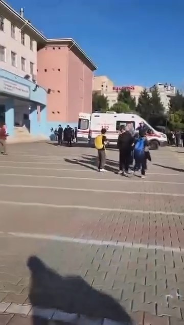İstanbul Başakşehir'deki bir ortaokulda öğrenciler arasında kavga çıktı. Yaralanan 5