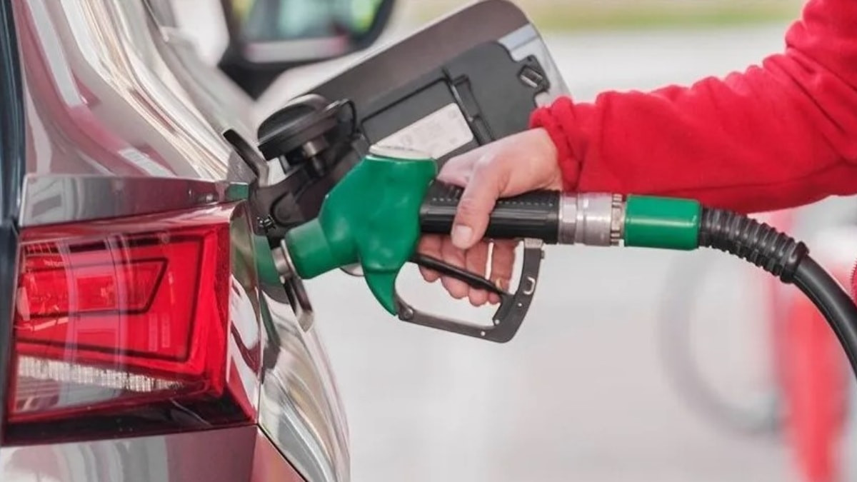 Petrol fiyatlarındaki düşüş akaryakıt tabelalarına yansıdı: Benzine gelen 4,30 liralık