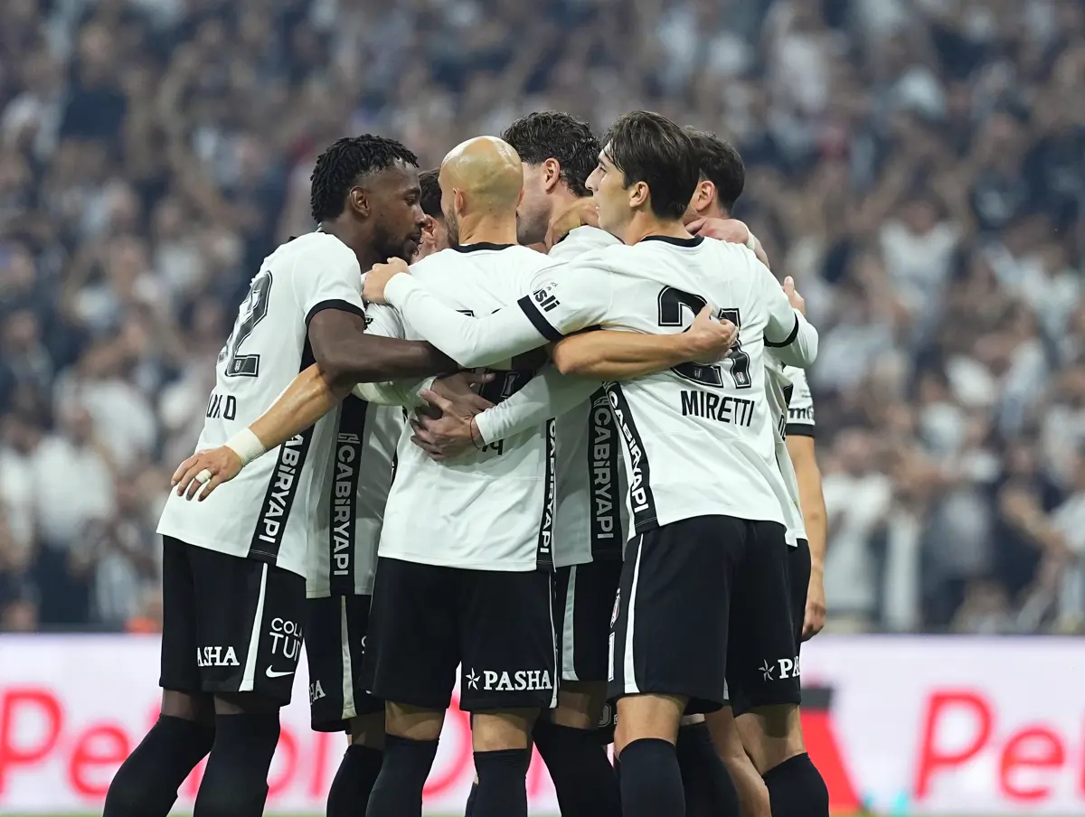 Tüpraş Stadyumu'nda büyük heyecan gollerle başladı. Beşiktaş'tan Orkun Kökçü'nün golüne
