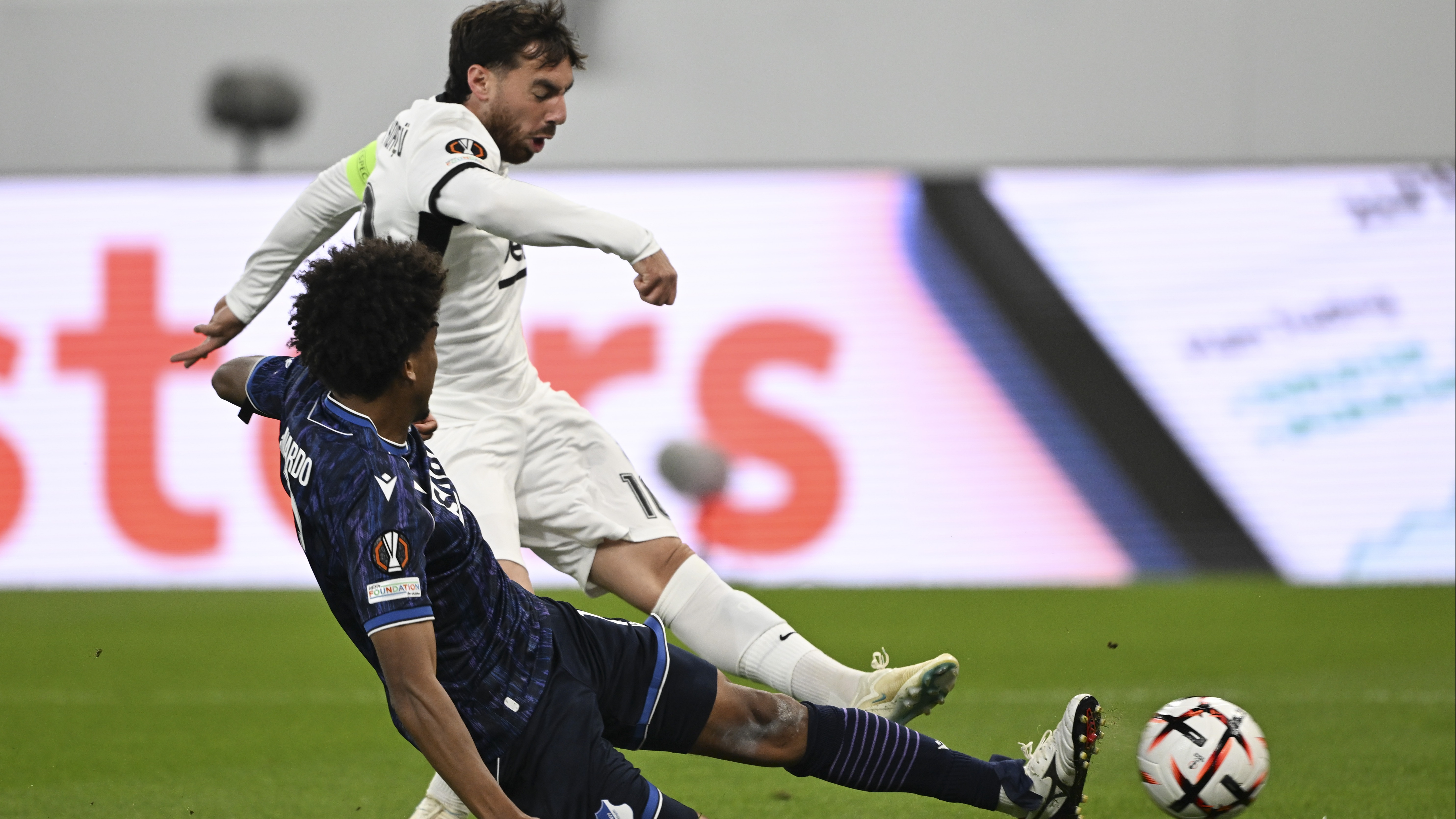 Hoffenheim maçında ayağında ağrı hissettiği için kenara alınan Orkun Kökçü'nün