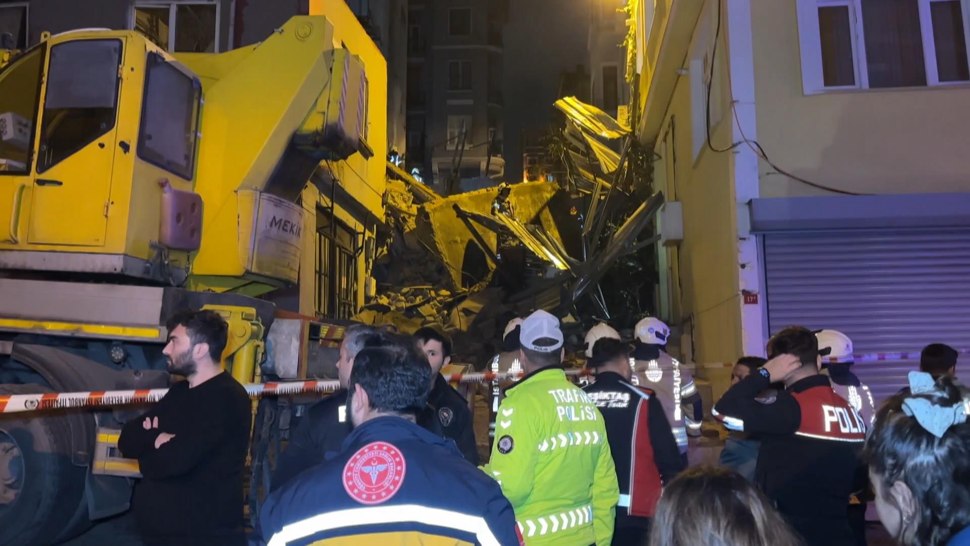 Beyoğlu'nda 5 katlı metruk bina çöktü. Çöken binanın parçaları bitişikteki