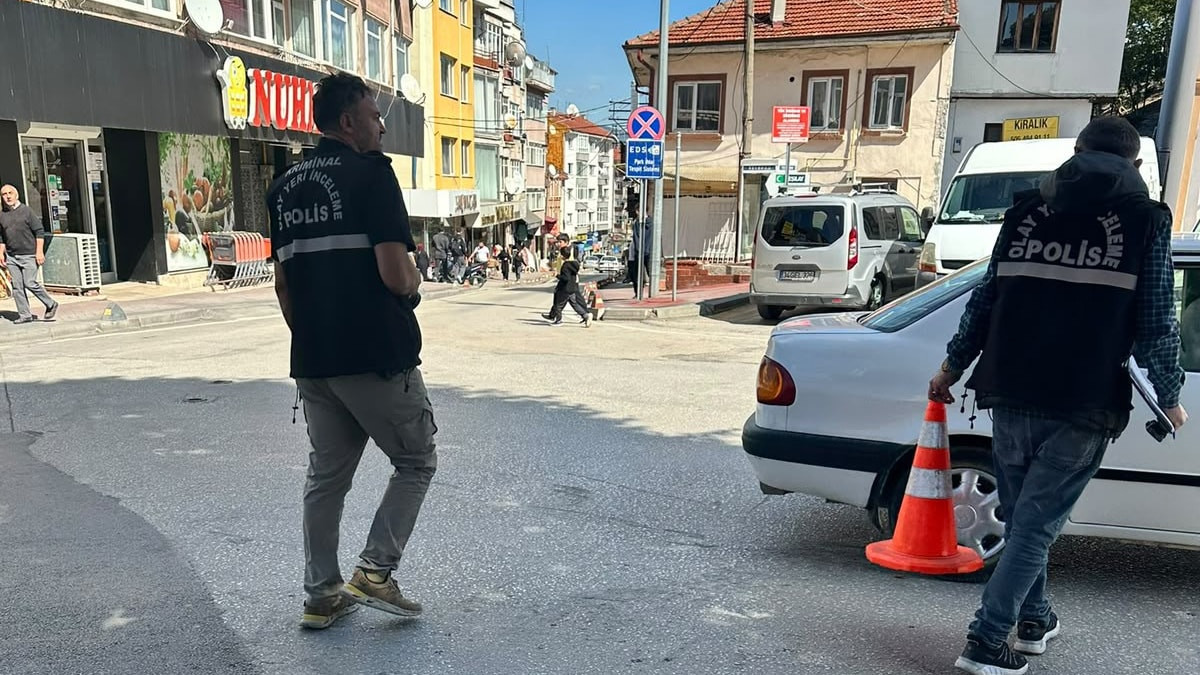 Bolu'da rögar kapaklarını kaldırıp, kiraladıkları iş makinesiyle yerin altındaki 1