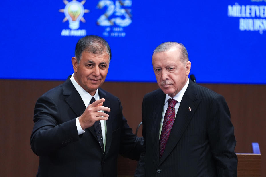 AK Parti'ye katılan İzmir Büyükşehir Belediye Başkanı Cemil Tugay, "İzmir