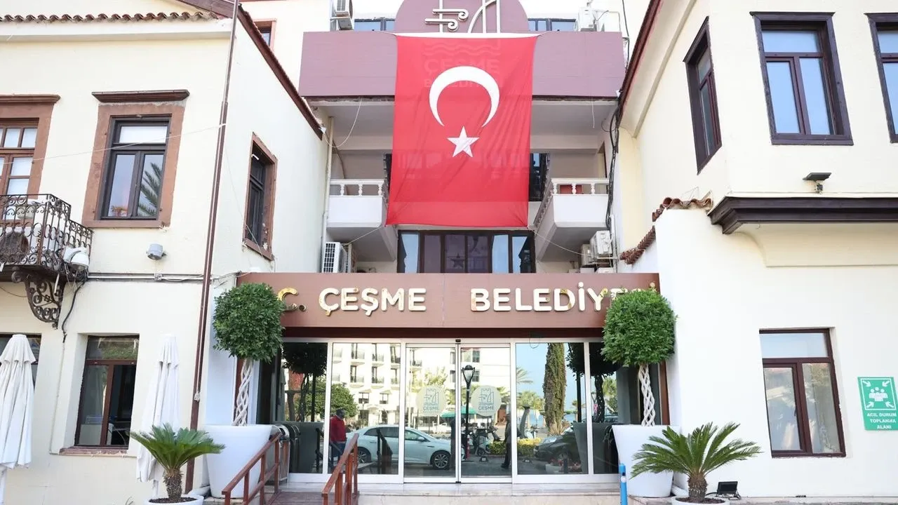Çeşme Belediyesi'ne yönelik düzenlenen operasyonda Belediye Başkan Yardımcısı Emre Can