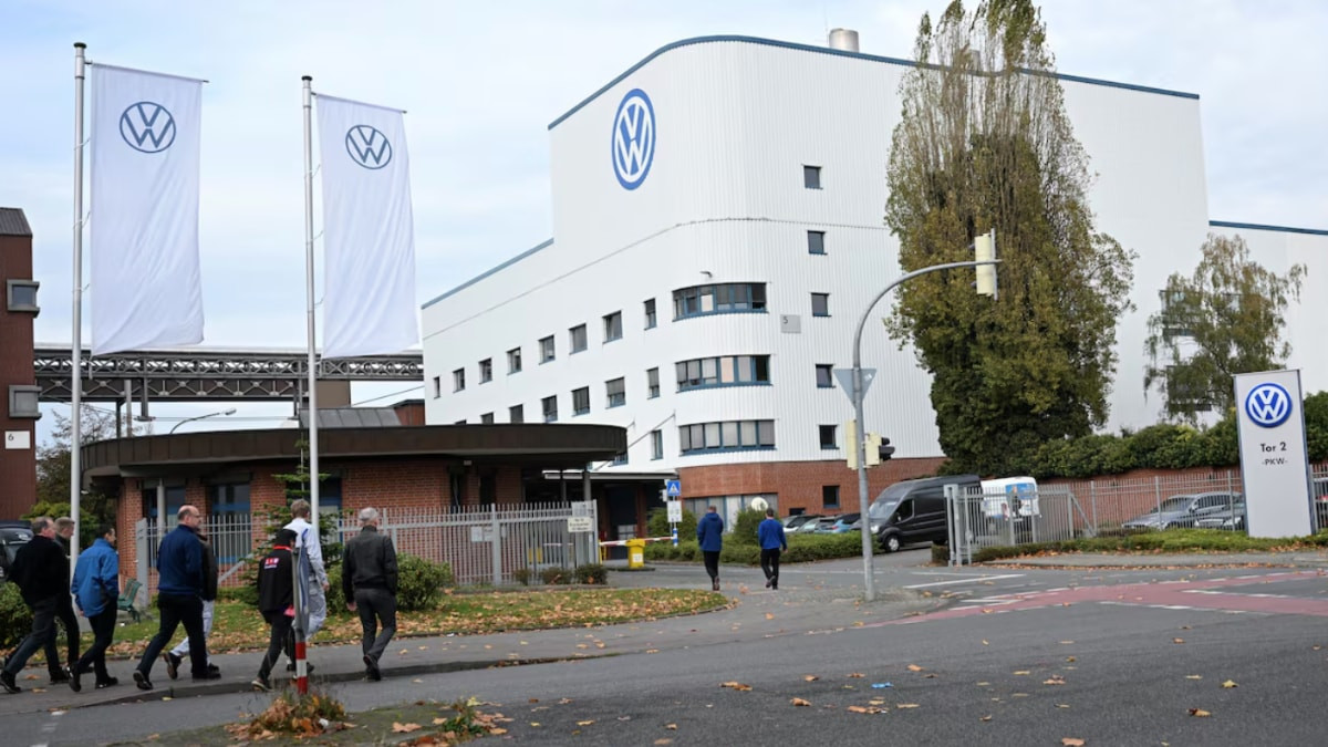 Volkswagen, yılın üçüncü çeyreğinde 5,8 milyar euro zararda olduğunu duyurdu.