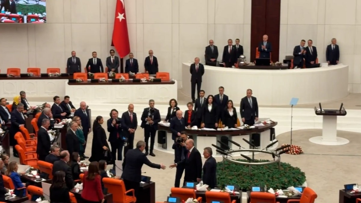 Yeni yasama yılı kapsamında Meclis Genel Kurulu'nda milletvekillerine hitap eden