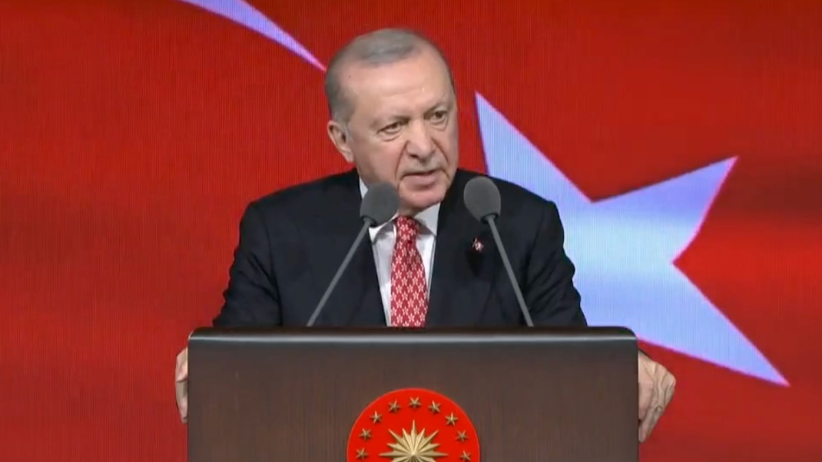 Cumhurbaşkanı Recep Tayyip Erdoğan, Ankara'da düzenlenen TDT Zirvesi'nde açıklamalarda bulunuyor.