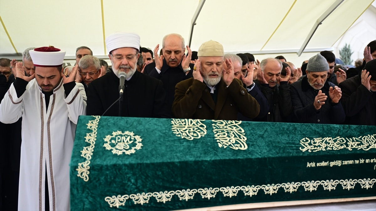 Pınar Yayınları'nın kurucularından ve Genel Yayın Yönetmeni, yazar Cevat Özkaya,