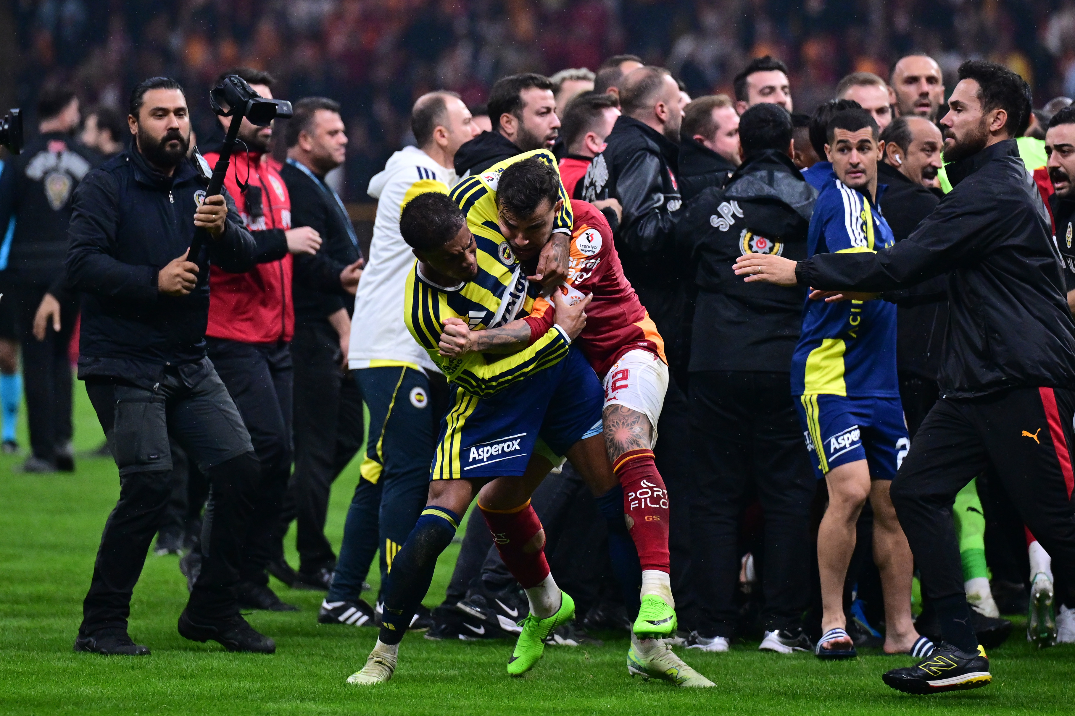 Derbi sonrası gözler kavgaya karışan futbolcuların alacağı cezalara çevrildi.