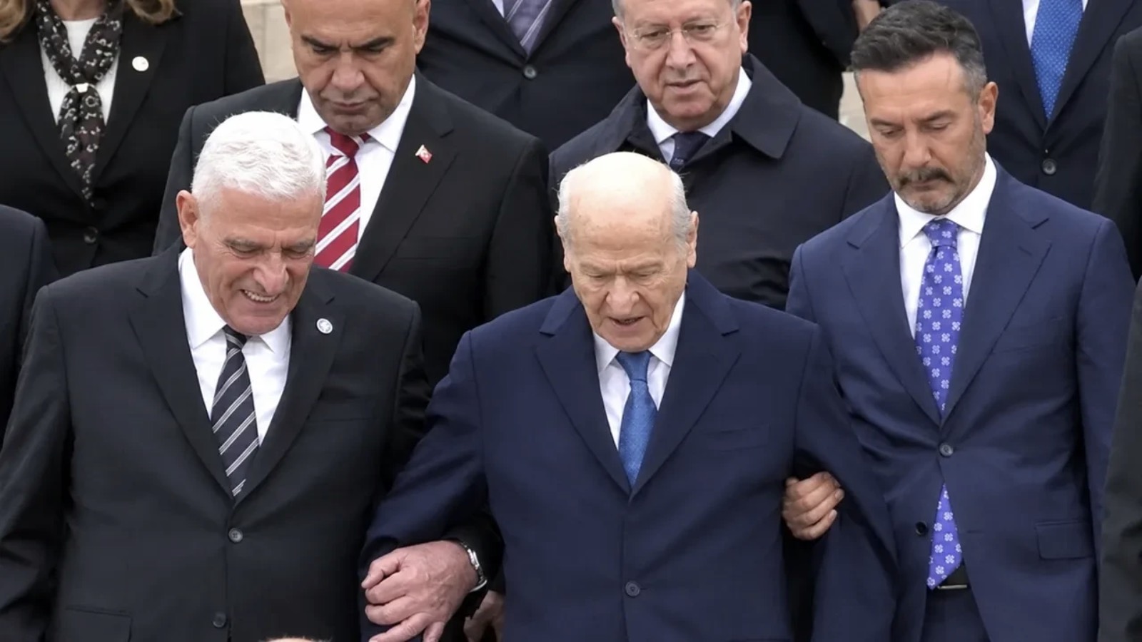İYİ Parti lideri Müsavat Dervişoğlu, Anıtkabir'de Devlet Bahçeli'nin koluna girmesine