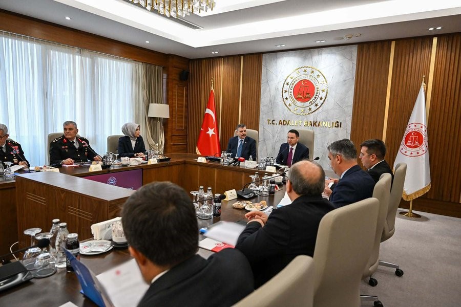 İçişleri Bakanı Mustafa Çiftçi ile Adalet Bakanı Akın Gürlek, dolandırıcılıkla