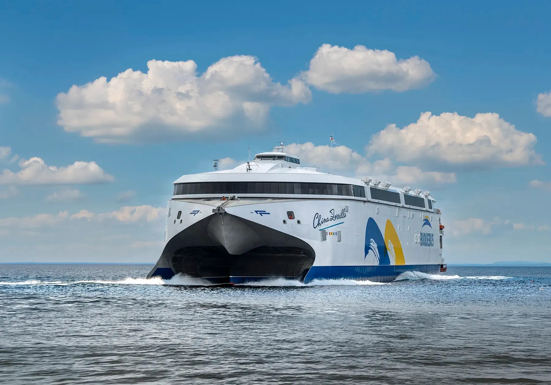 130 metre uzunluğundaki China Zorrilla, Arjantin ile Uruguay arasında ticari