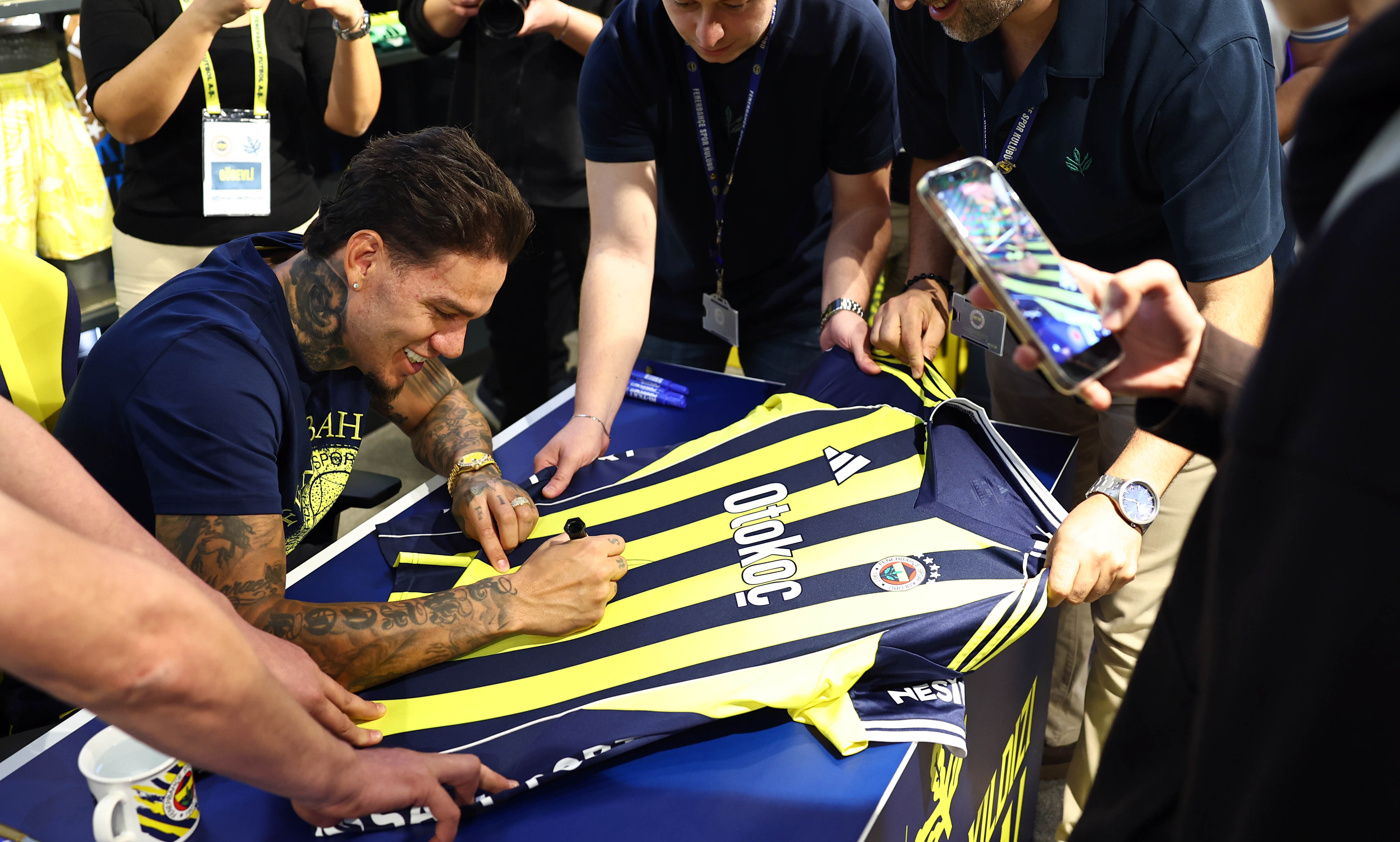 Fenerium Maraton Mağazası'ndaki etkinlikte taraftarlar Ederson'a yoğun ilgi gösterdi.