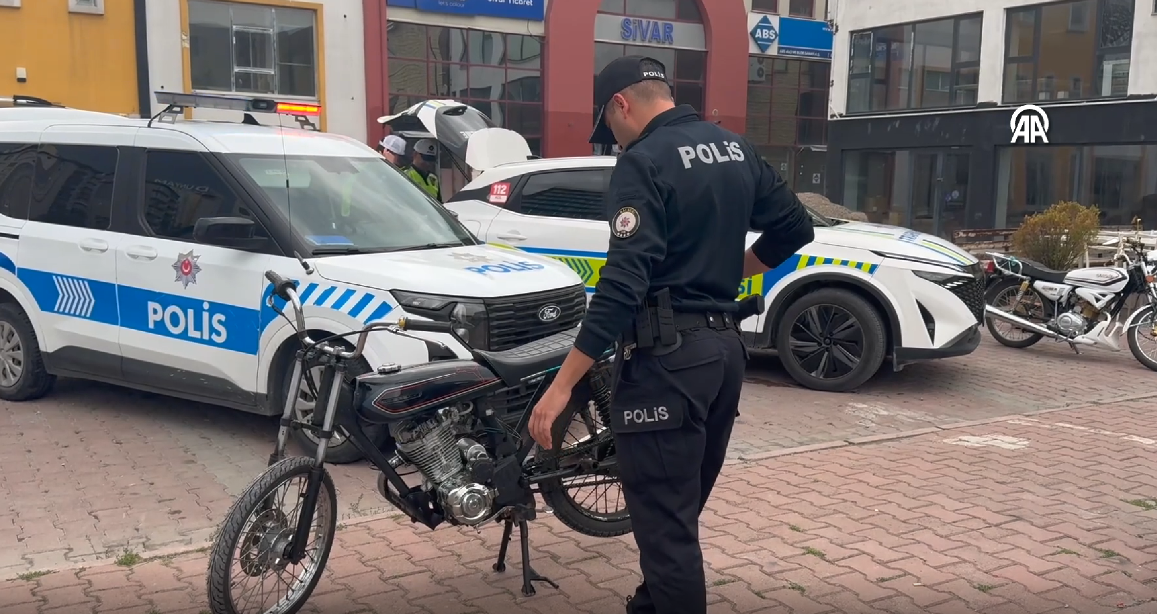Kayseri'de polisin "dur" ihtarına uymayan ehliyetsiz 16 yaşındaki motosiklet sürücüsüne