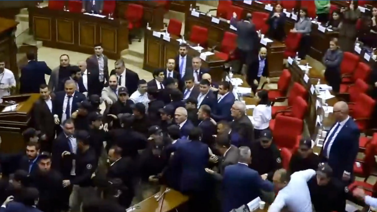 Ermenistan parlamentosunda Başbakan Paşinyan'ın partisine mensup parlamenterler ile muhalefetti milliyetçi