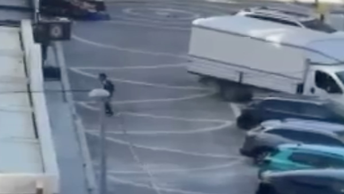 Esenyurt’ta bir kuyumcuya silahlı saldırı düzenlendi. Saldırgan ateş açtıktan sonra