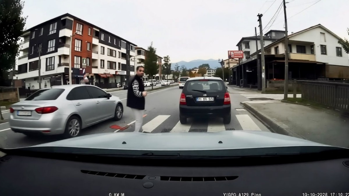 Ela Oral Bahriye Bulvarı'nda yaya geçidinde yayalara yol vermek için
