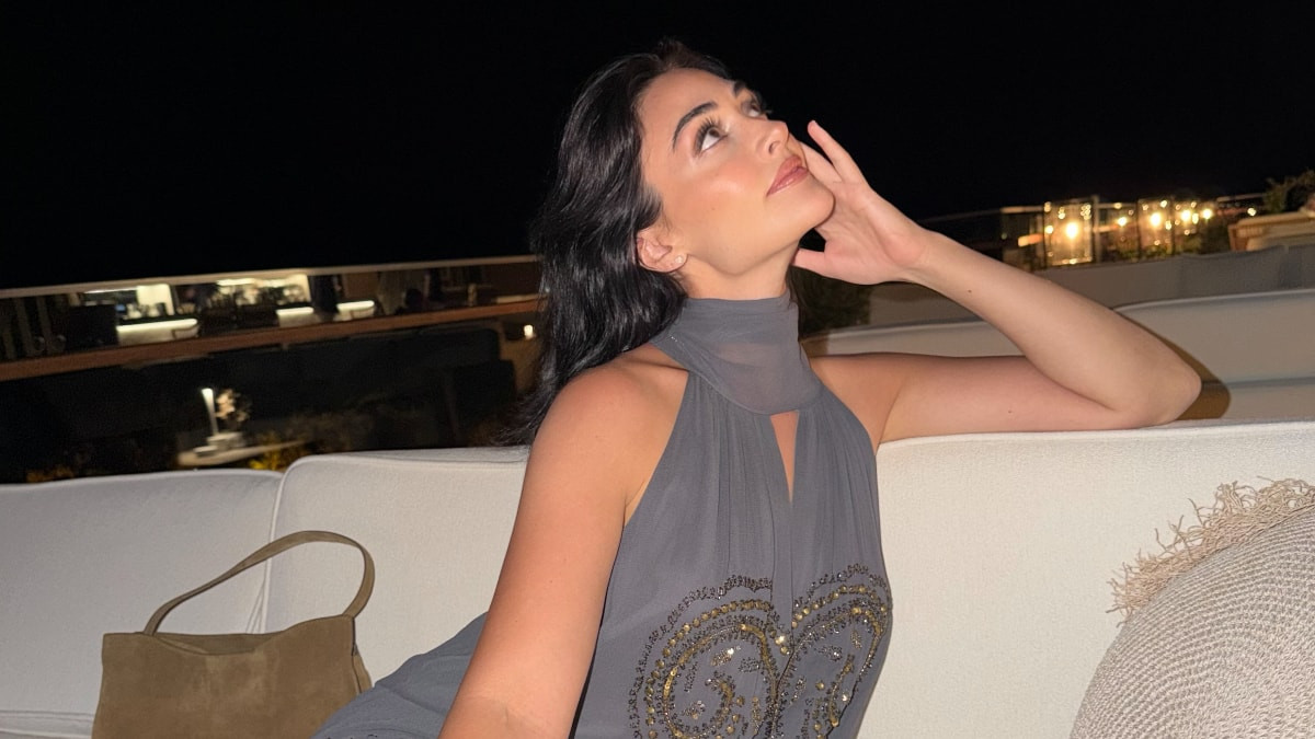 Yeni yaşını kutlayan ekranların güzel oyuncularından Esra  Bilgiç'in peş