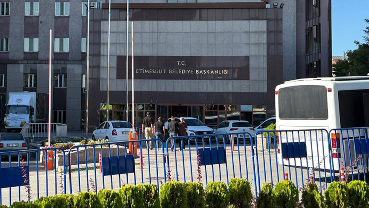 Ankara'da Etimesgut Belediyesi'ne yeni bir operasyon düzenlendi. Aralarında iki belediye