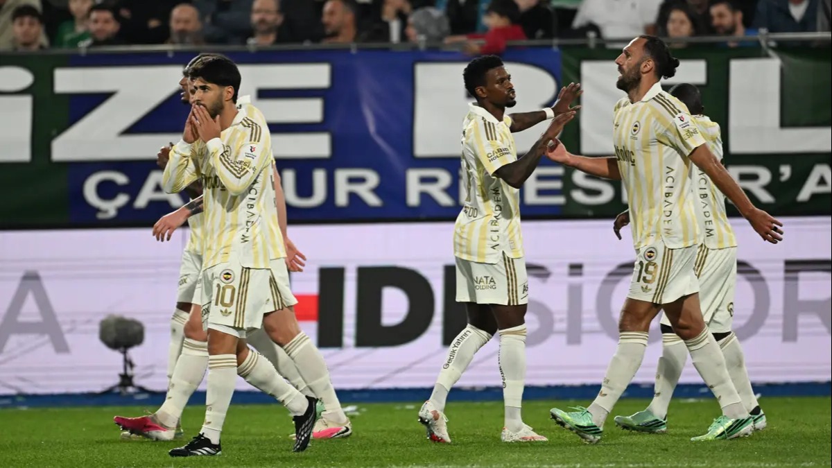 Fenerbahçe Süper Lig'in 7. haftasında Çaykur Rizespor'u deplasmanda 3-0 yendi