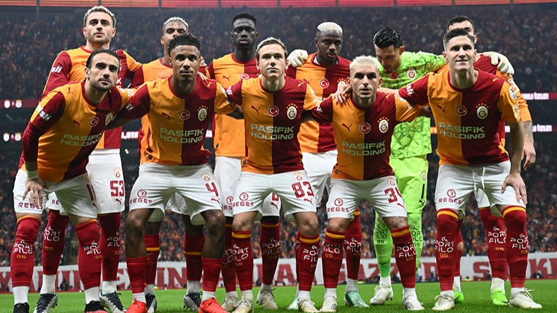 Galatasaray, Fenerbahçe'yi 2-1 mağlup ederek Süper Lig tarihinde yeni bir