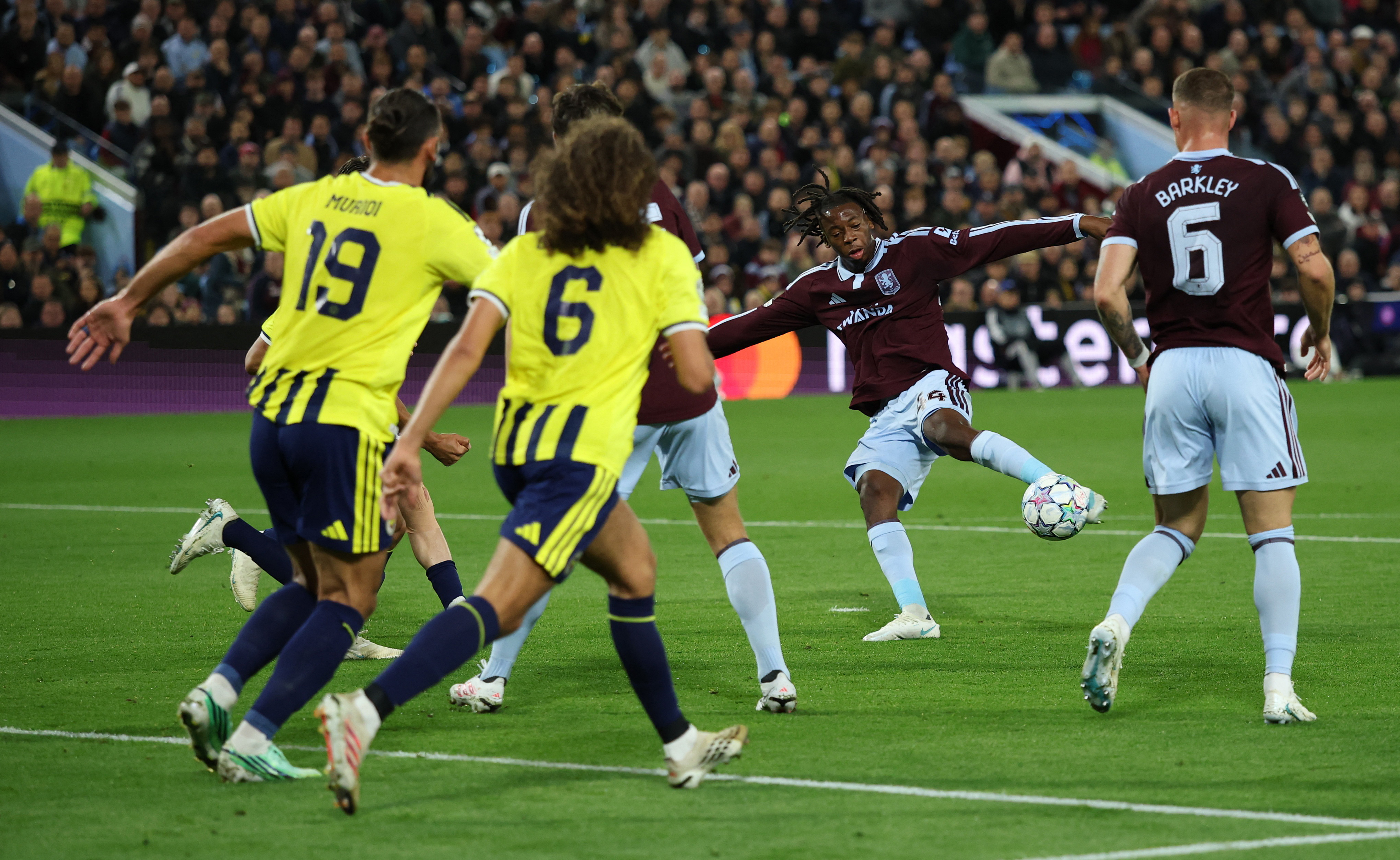 Fenerbahçe, UEFA Şampiyonlar Ligi'nde deplasmanda Aston Villa'ya 6-0 yenildi.