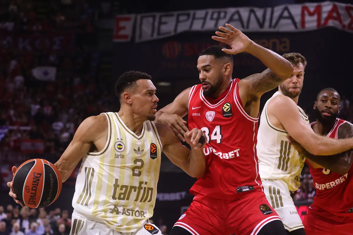EuroLeague'in son şampiyonu Olympiakos karşısında kötü başladığı maçı ikinci yarıda