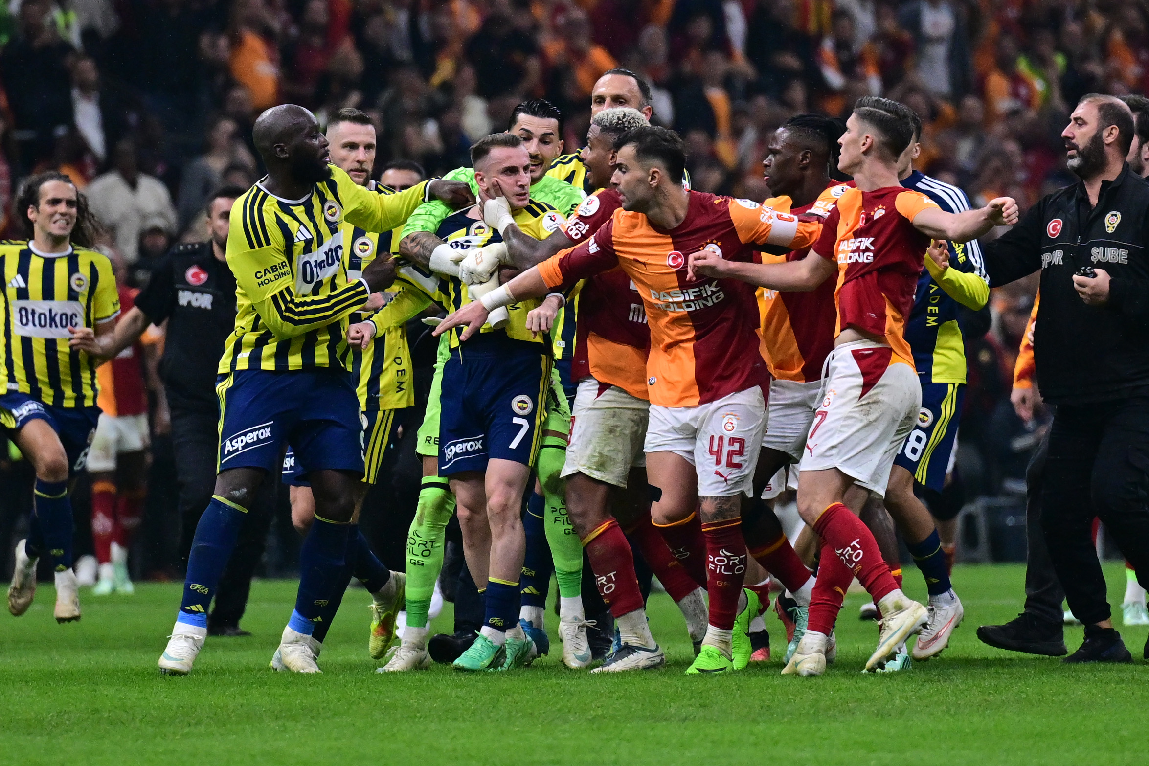 Fenerbahçe, Galatasaray derbisinin bitimiyle beraber çıkan olaylarla ilgili açıklama yayımladı.
