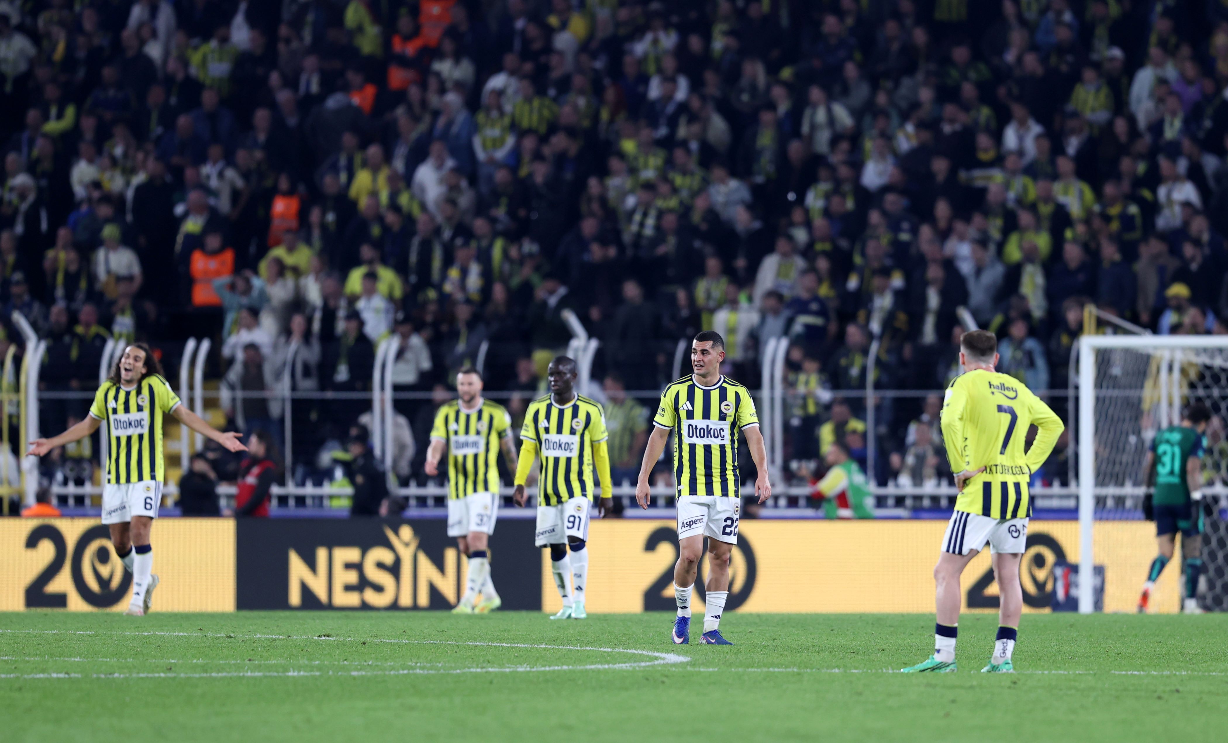 Derbideki Galatasaray yenilgisi ile teknik direktörünü değiştiren Fenerbahçe, ligin bir