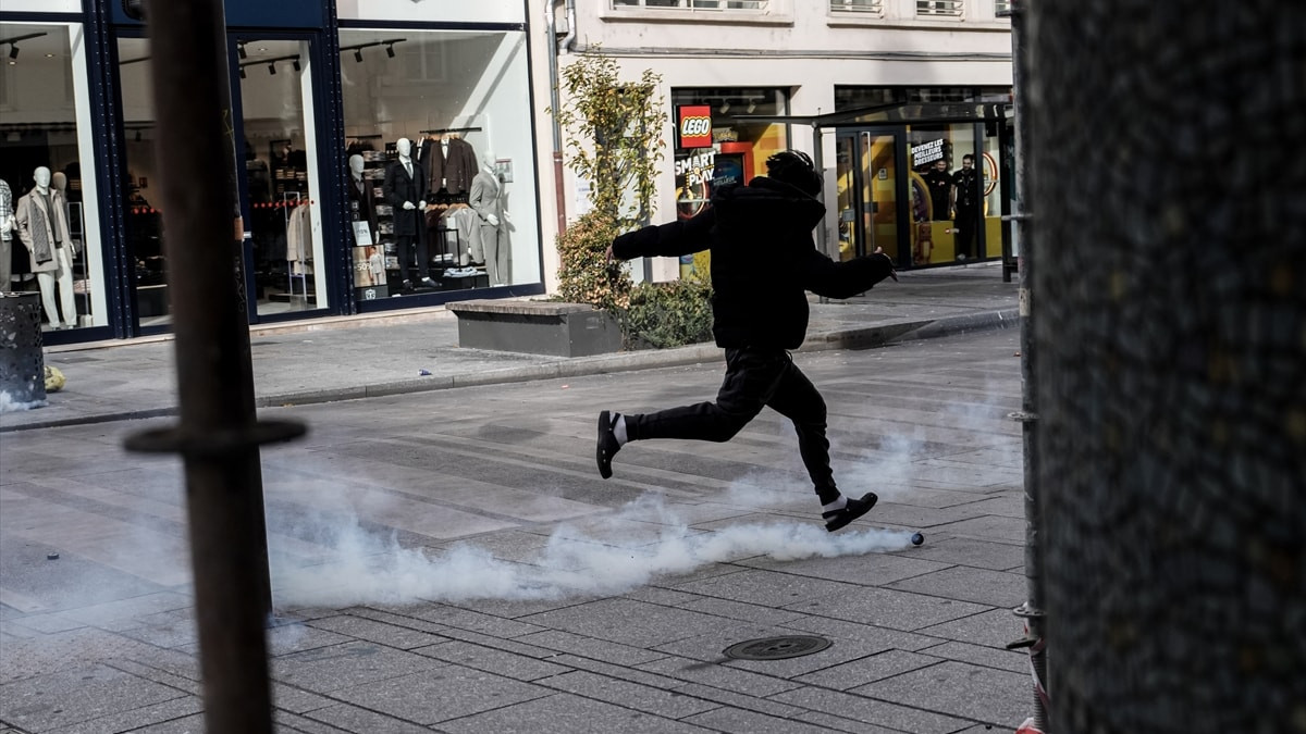 Fransa’da göstericilerin mağazaları yağmalamaya başlamasının ardından Dior, mağazasının önüne kendi