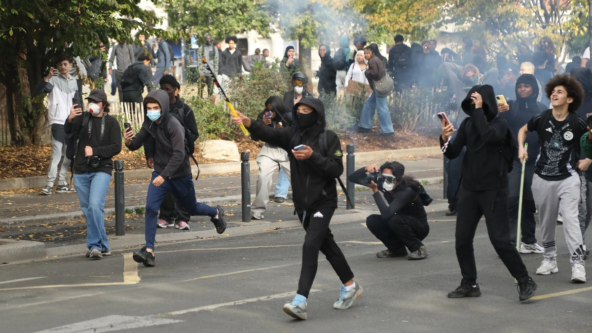 Fransa'da lise öğrencilerinin eğitim politikalarıyla ilgili isyanı bir haftayı aşkın
