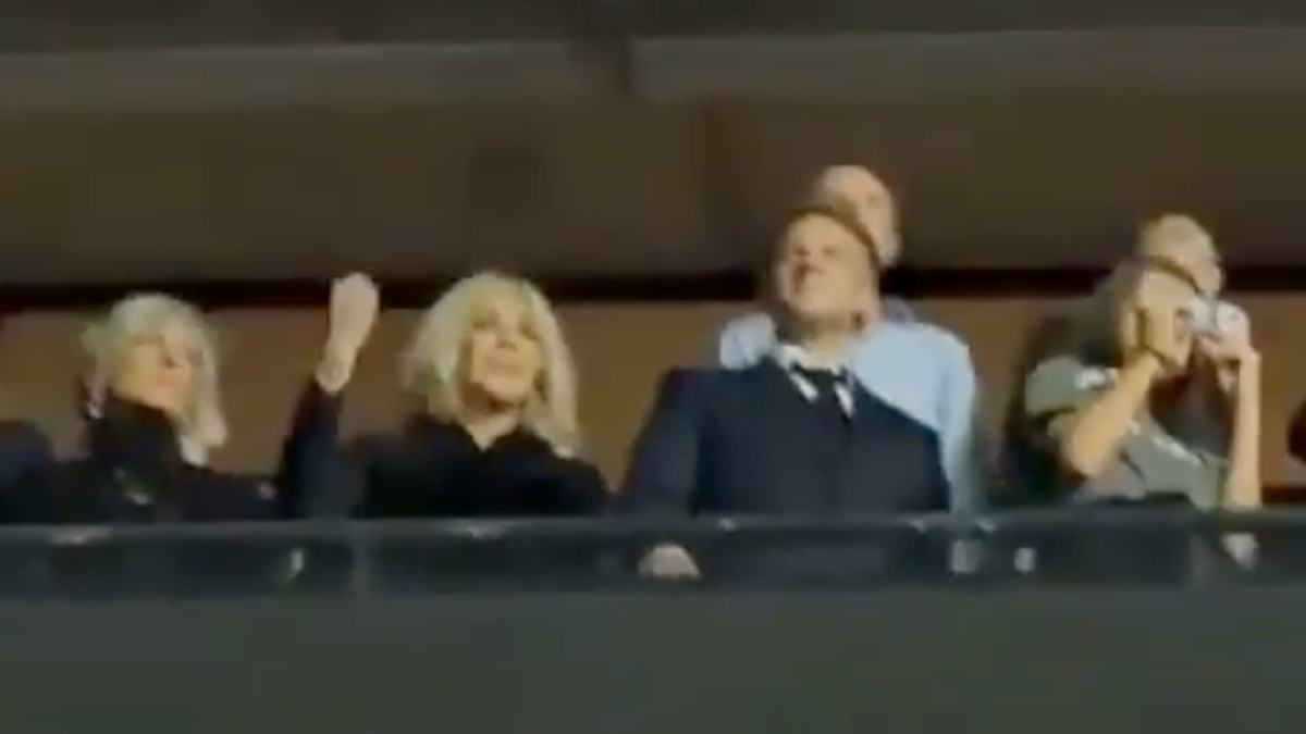 Fransa'da protestolar devam ederken Cumhurbaşkanı Macron, eşi Brigitte Macron ile