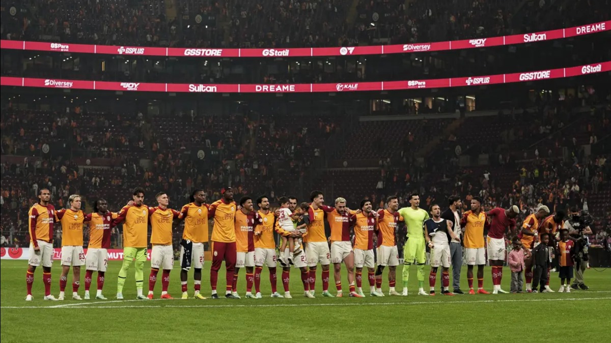 90 ve 96'da gelen gollerle iyice coşan Galatasaraylı futbolcular, bitiş