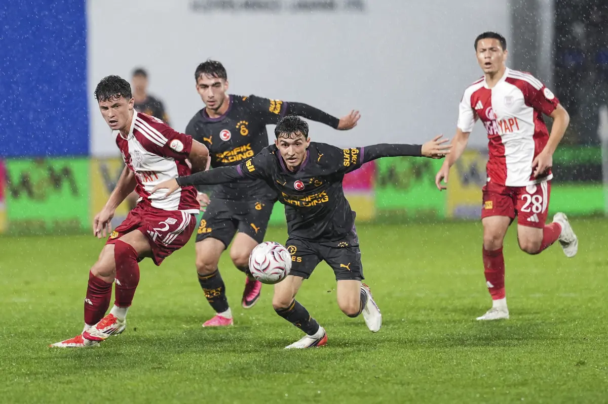 Yoğun yağış altında oynanan maçın ilk yarısını 3-0 geride kapatan
