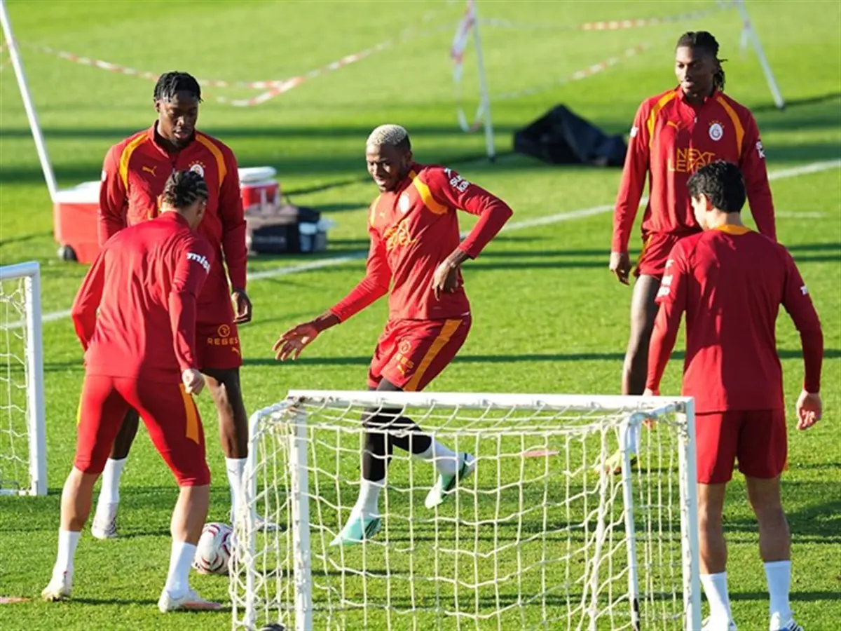 Kemerburgaz Metin Oktay Tesisleri'ndeki idmanda 2'li ve 3'lü gruplar halinde