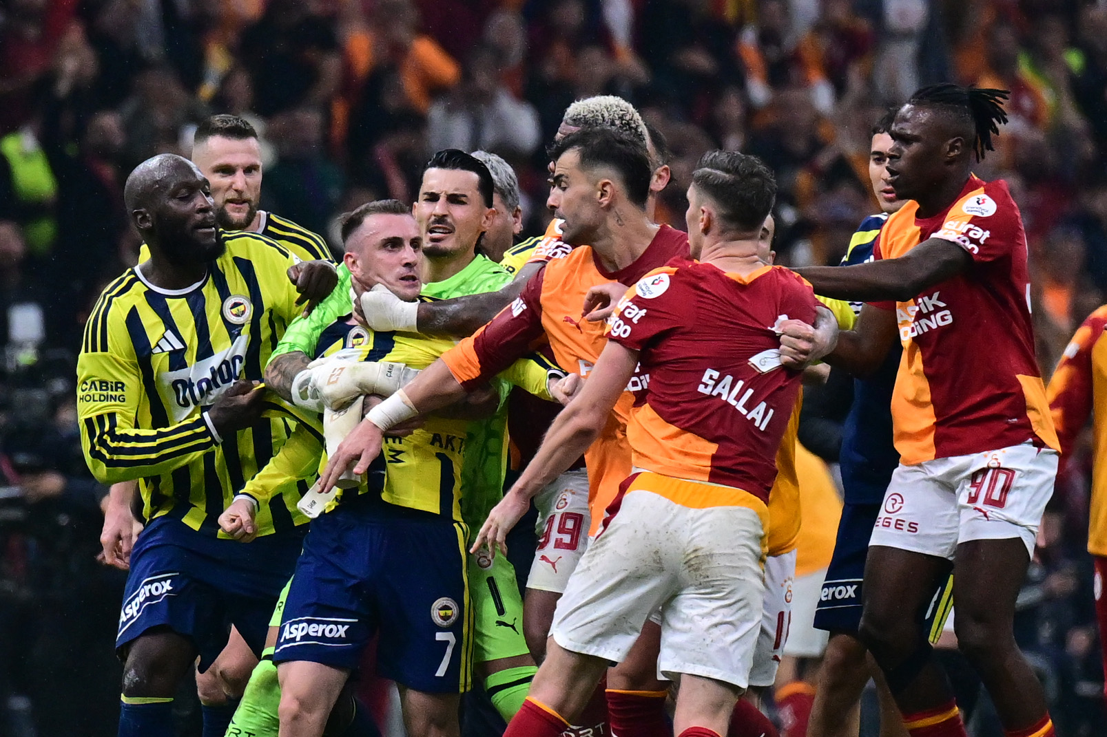 Derbi sonrası çıkan olaylardan Fenerbahçeli futbolcuları sorumlu tutan Galatasaray cephesi,
