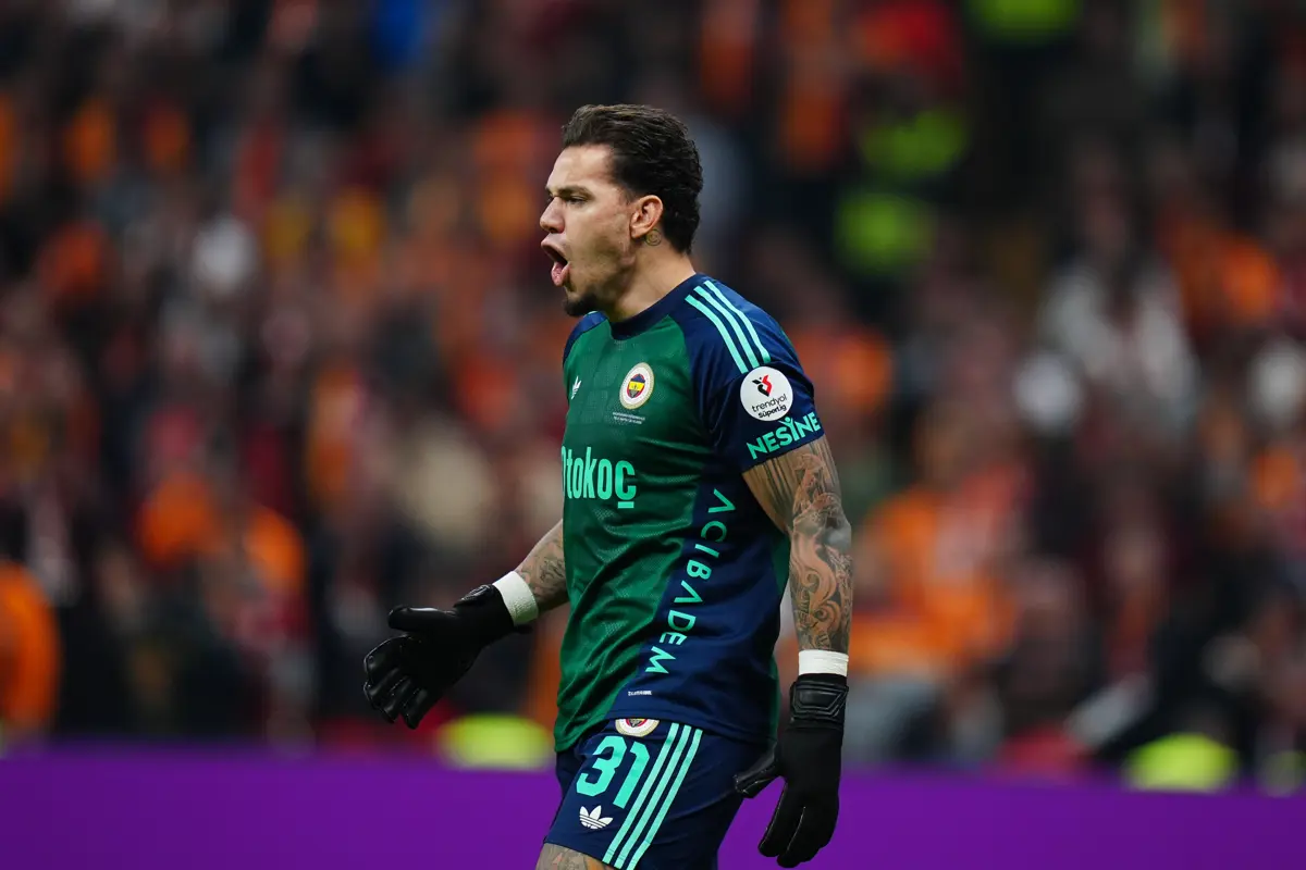 Maçın bitimiyle birlikte Osimhen, Ederson'u kurtarışları için tebrik etti. Sane