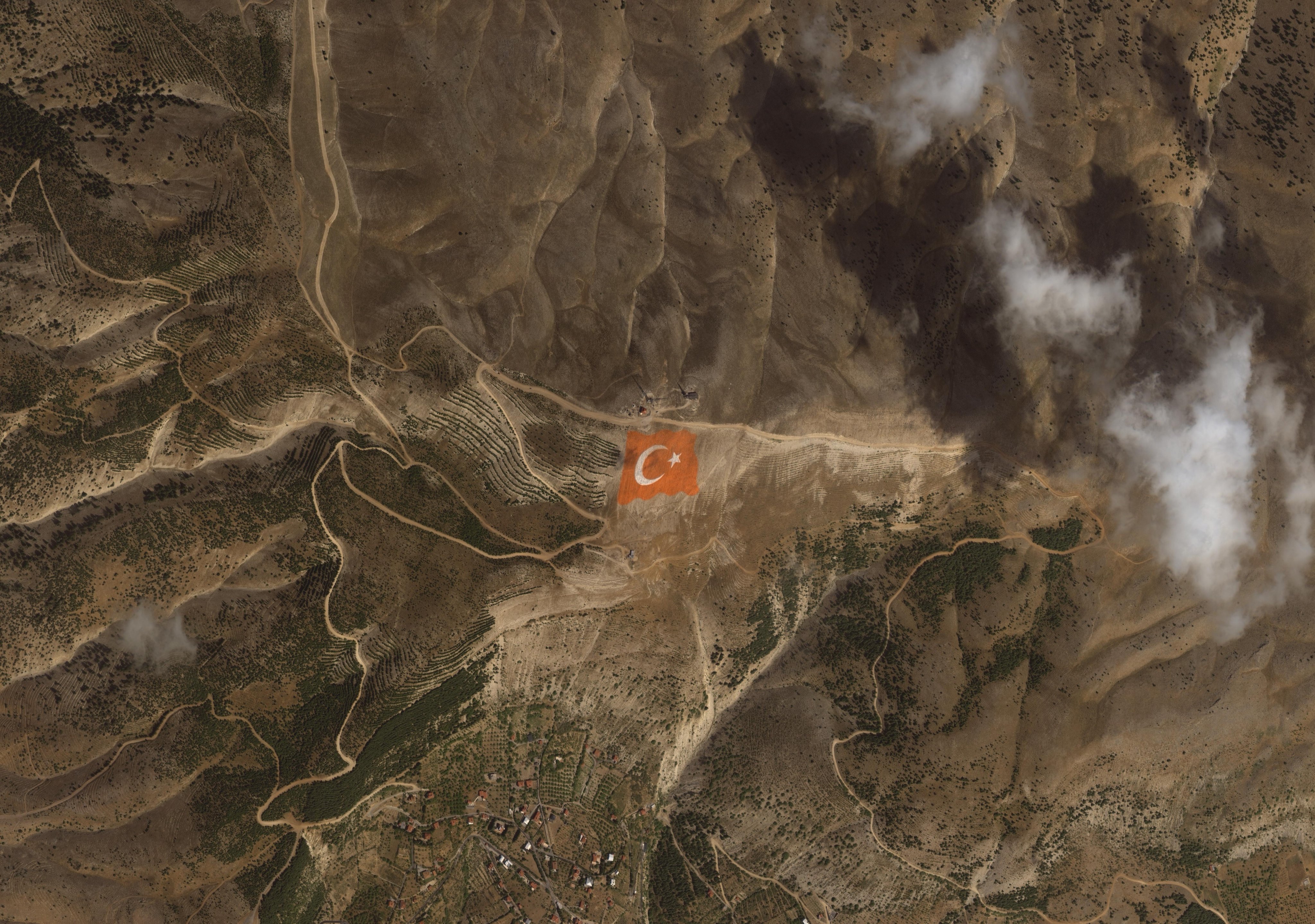 GÖKTÜRK-1 uydusu, Anadolu'nun farklı noktalarında yer alan Türk bayrakları ile