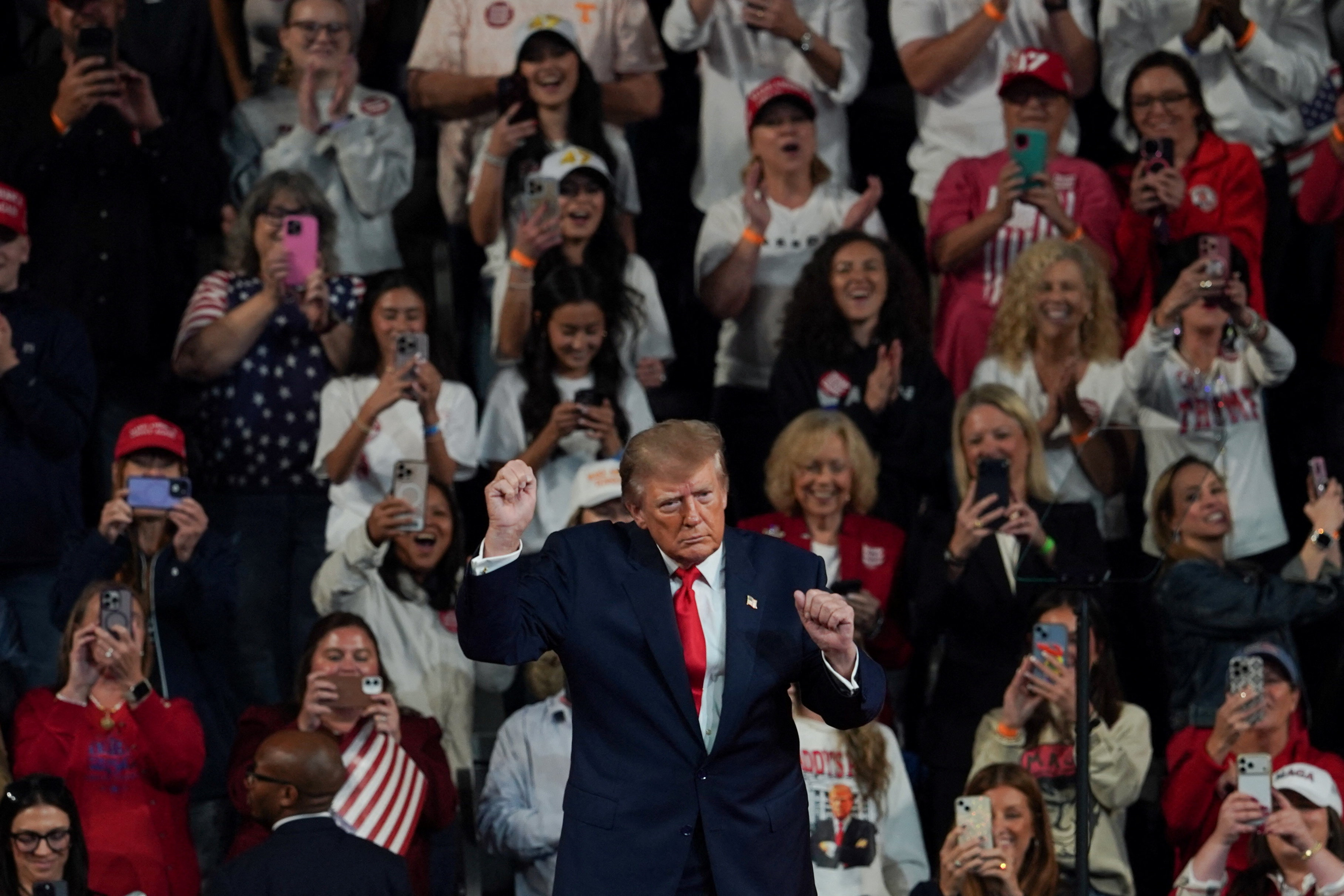 ABD Başkanı Donald Trump seçim mitinginde iddialı konuştu: "Bir okyanusa