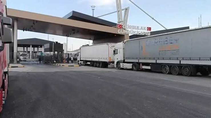 Gürbulak Gümrük Kapısında bir yolcunun, eşyalarının kontrol edilmesi sırasında bıçak