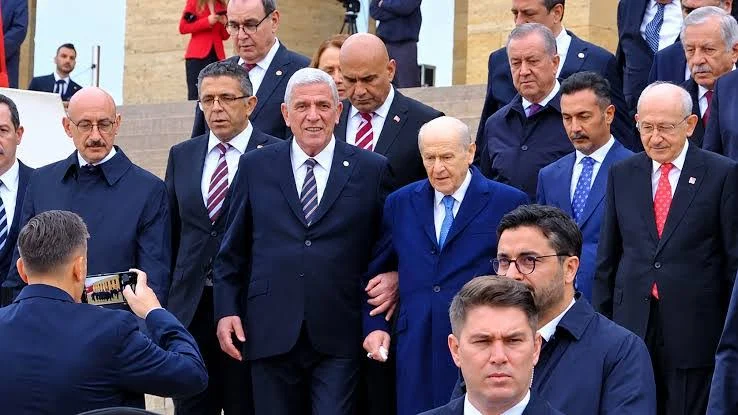 Anıtkabir'de Devlet Bahçeli ve Müsavat Dervişoğlu kol kola yürürken; İYİ Parti MHP birleşmesi tartışmaları