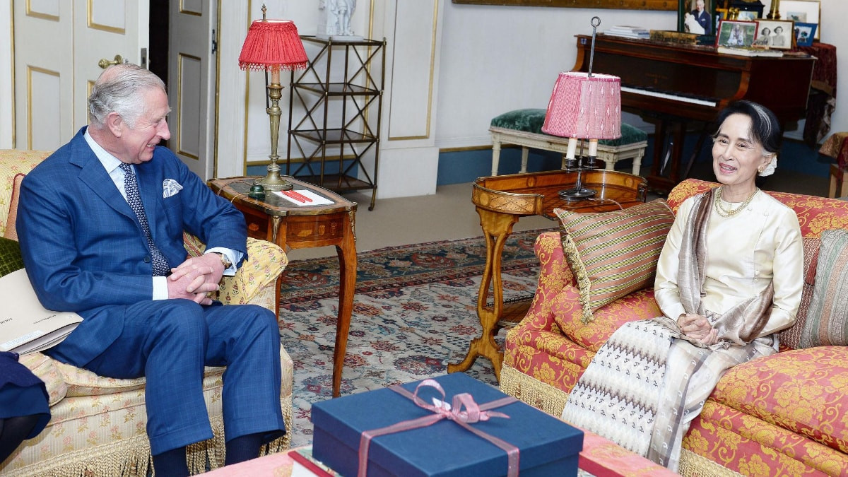 İngiltere Kralı Charles, Myanmar'ın ev hapsinde tutulan devrik lideri Suu