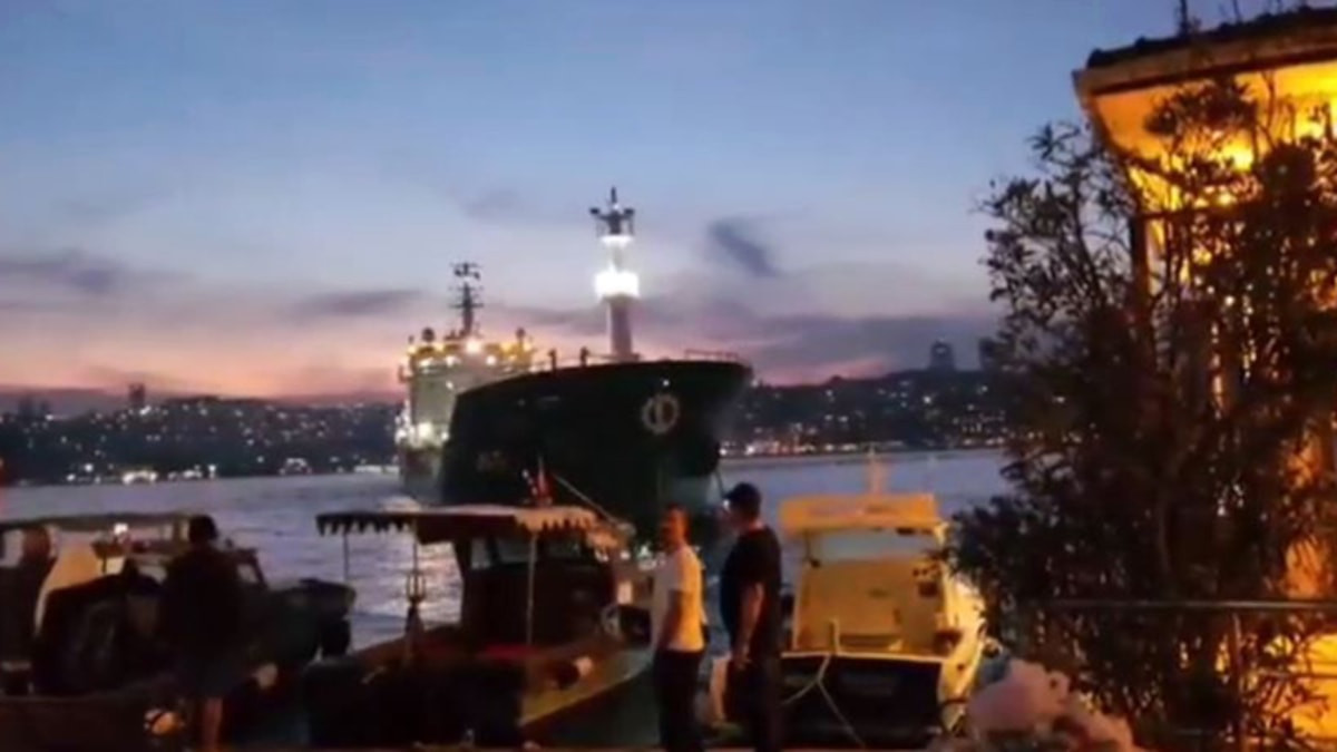İstanbul Boğazı'nda 110 metre uzunluğundaki tankerin makine arızası yapması nedeniyle