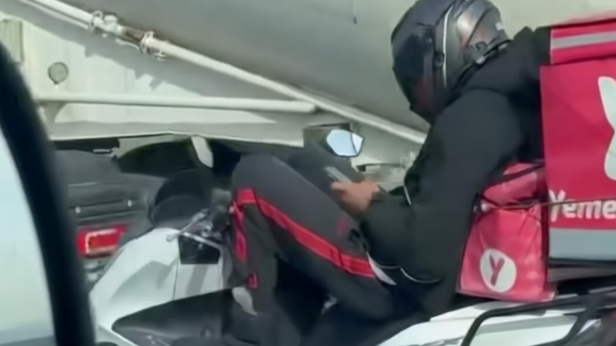 İstanbul Kuzey Marmara Otoyolu’nda bir kurye, hareket halindeki motosikletini bacaklarıyla