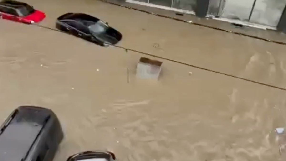 Megakent'te etkili olan sağanak yağış, hayatı adeta durma noktasına getirdi.